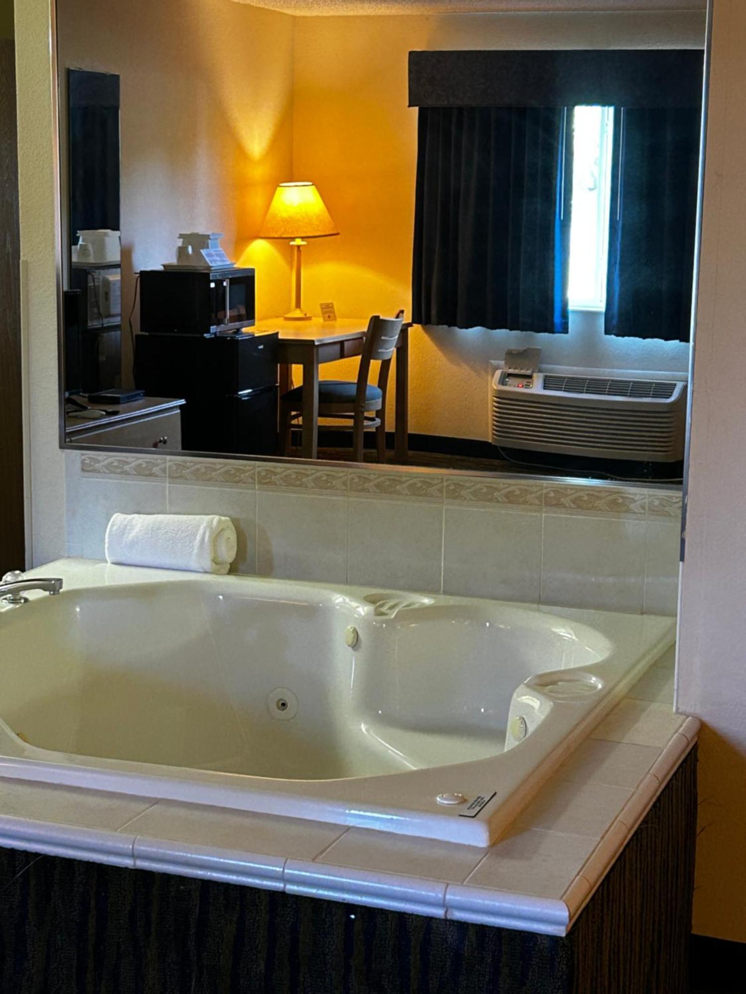 Ameristay Inn & Suites Waverly Екстериор снимка